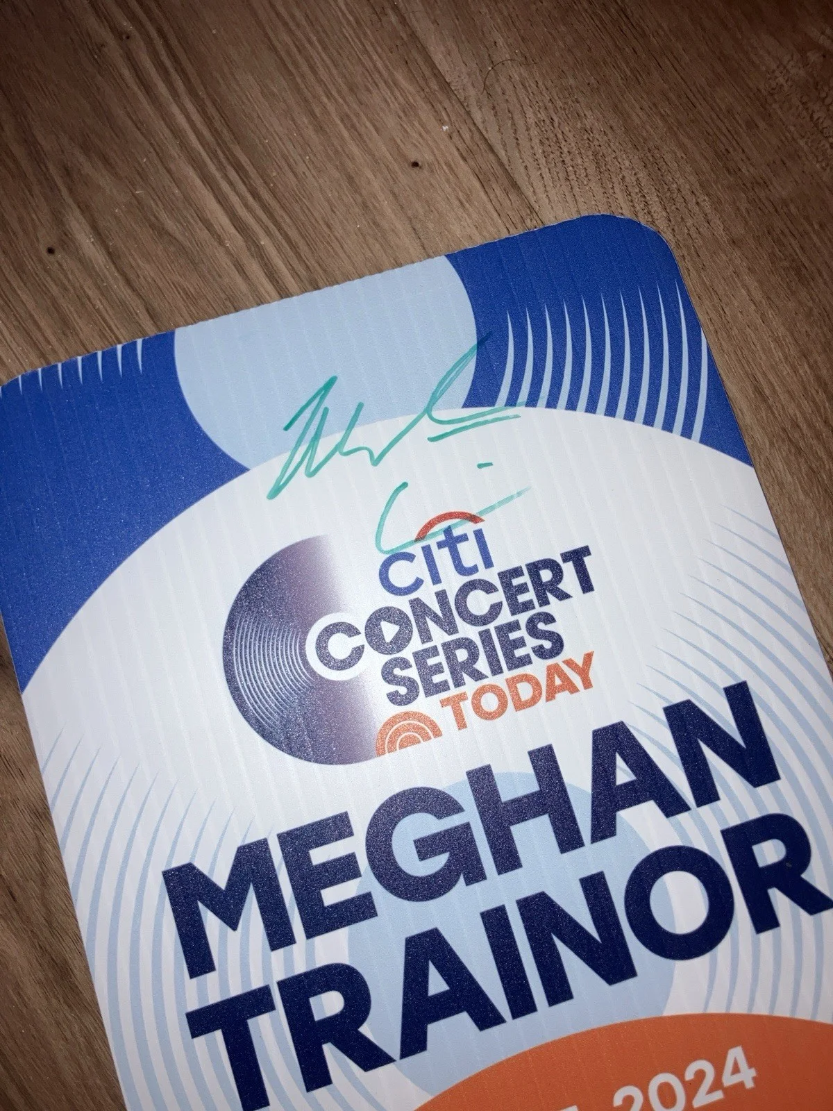 Meghan Trainor Signed Hand fan NBC TODAY Show Concert series 6/7/2024, изображение 2