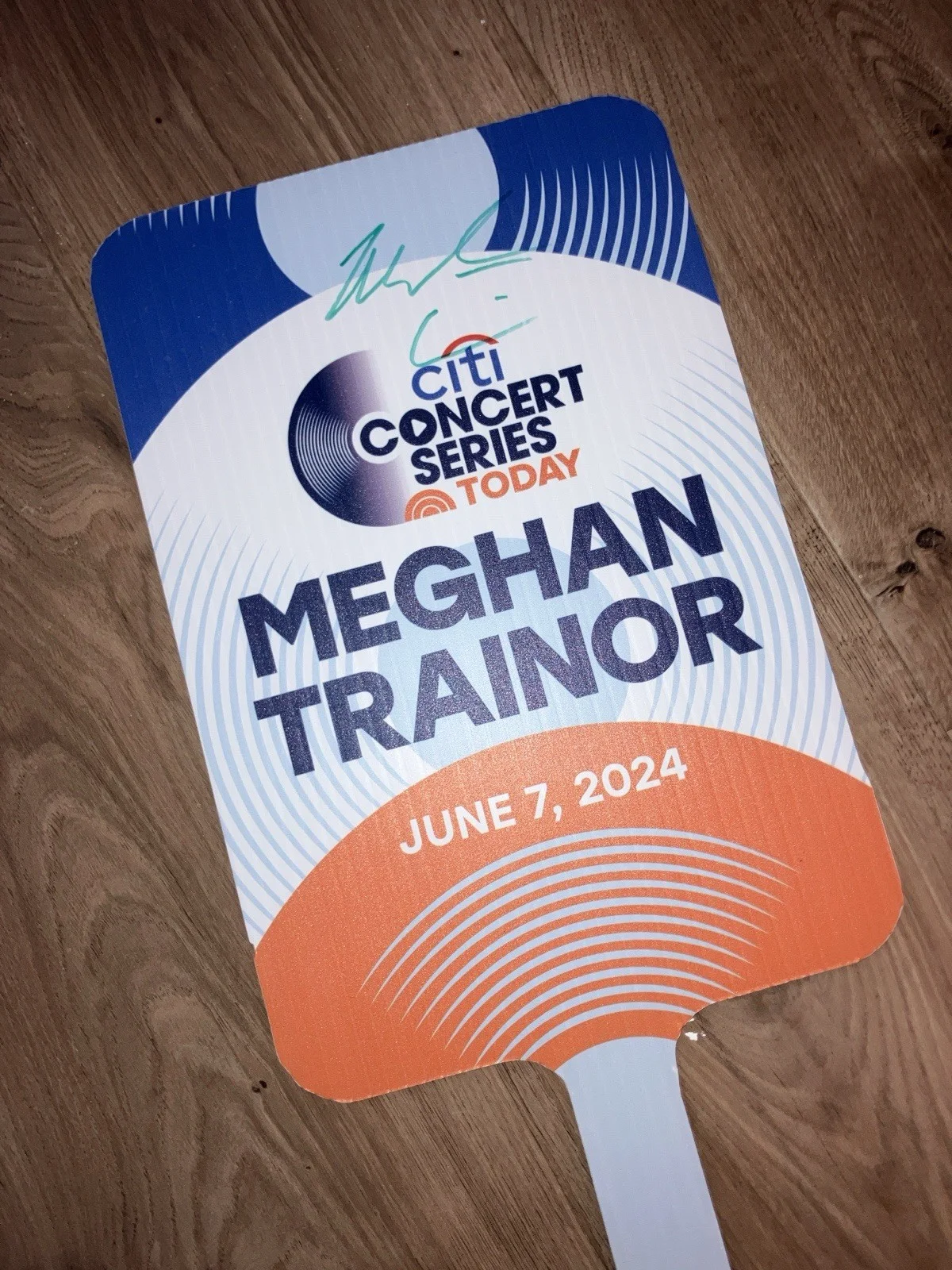 Meghan Trainor Signed Hand fan NBC TODAY Show Concert series 6/7/2024, изображение 3
