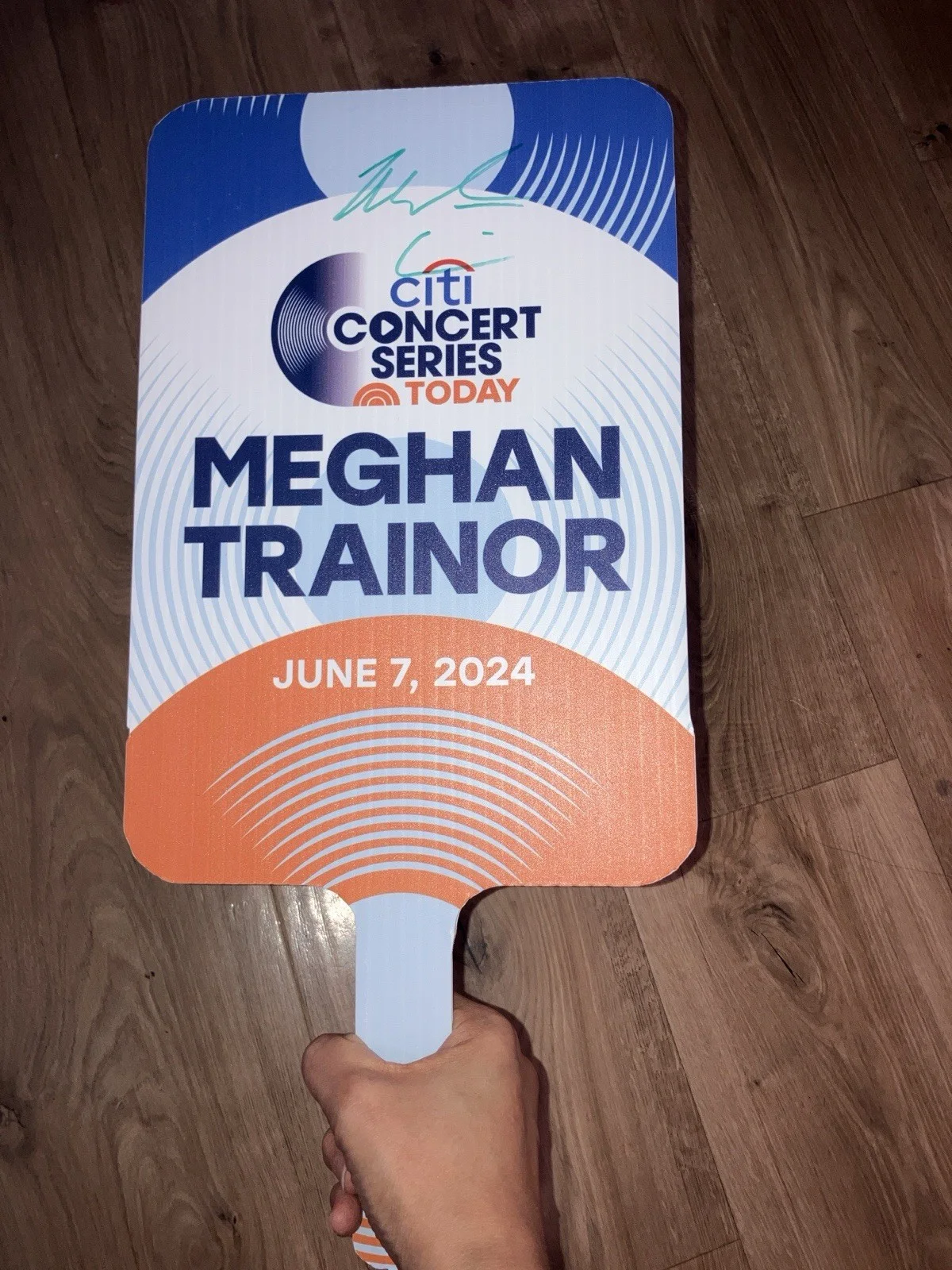 Meghan Trainor Signed Hand fan NBC TODAY Show Concert series 6/7/2024, изображение 5