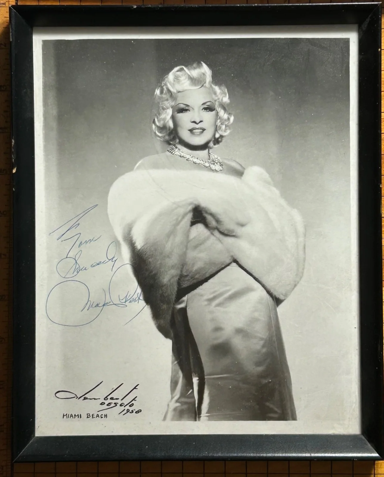 MAE WEST—Signed Framed 1958 Photo—CARY GRANT•W C FIELDS•WARREN WILLIAM•R.SCOTT, изображение 3