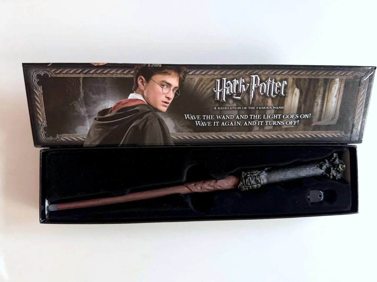 Daniel Radcliffe — Daniel Radcliffe Signed Harry Potter Illuminating Replica Wand w/COA, image 2