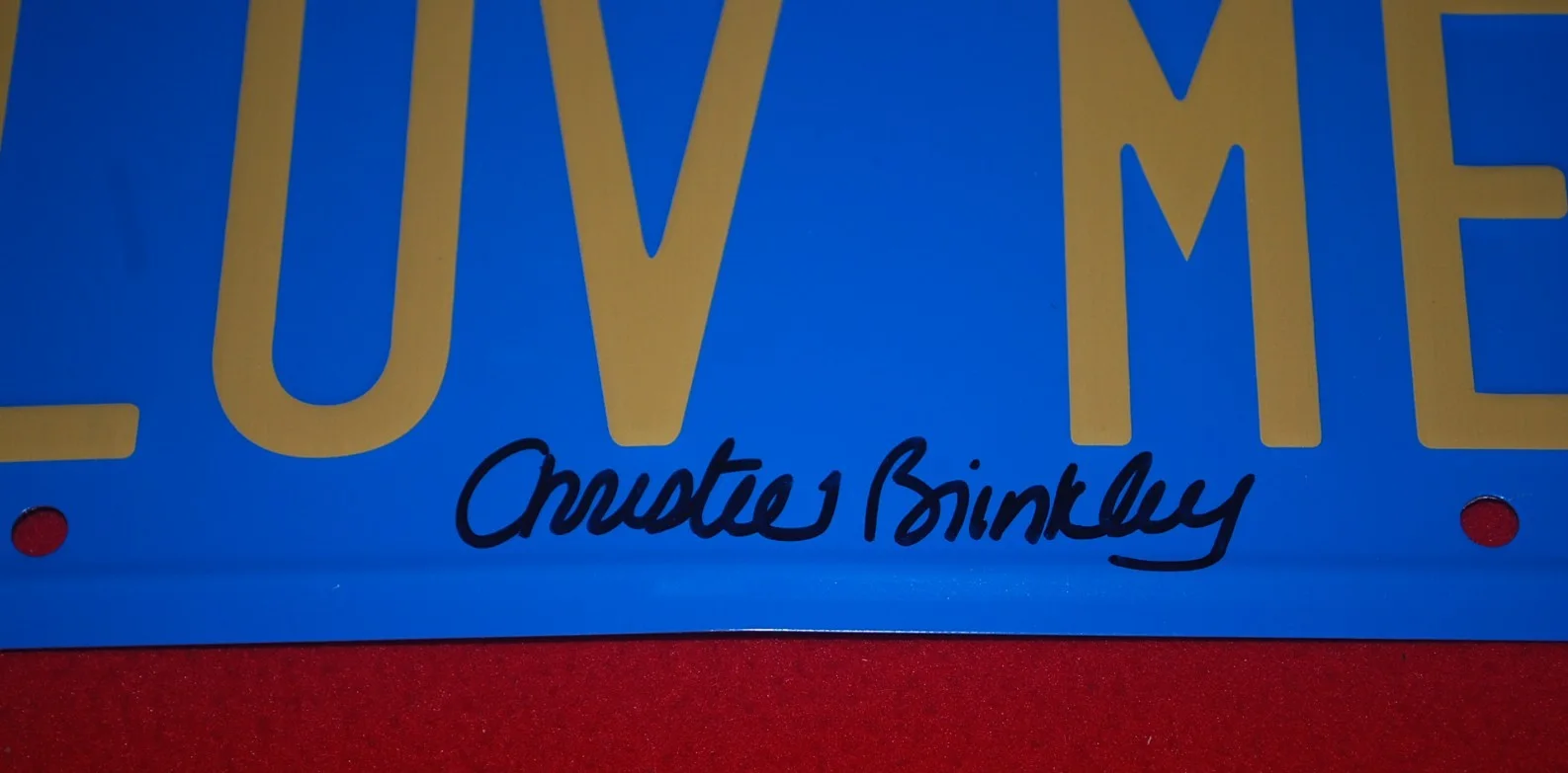 CHRISTIE BRINKLEY — CHRISTIE BRINKLEY SIGNED NATIONAL LAMPOON’S VACATION “LUV ME” LICENSE PLATE BAS, image 2