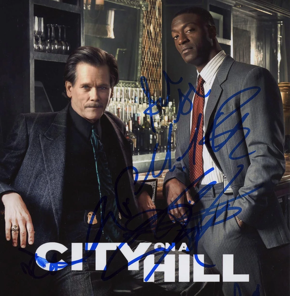 KEVIN BACON, ALDIS HODGE, MORE — Kevin Bacon, Aldis Hodge, +7 signed "CITY ON A HILL" 8x10 Photo Proof ACOA COA, изображение 5