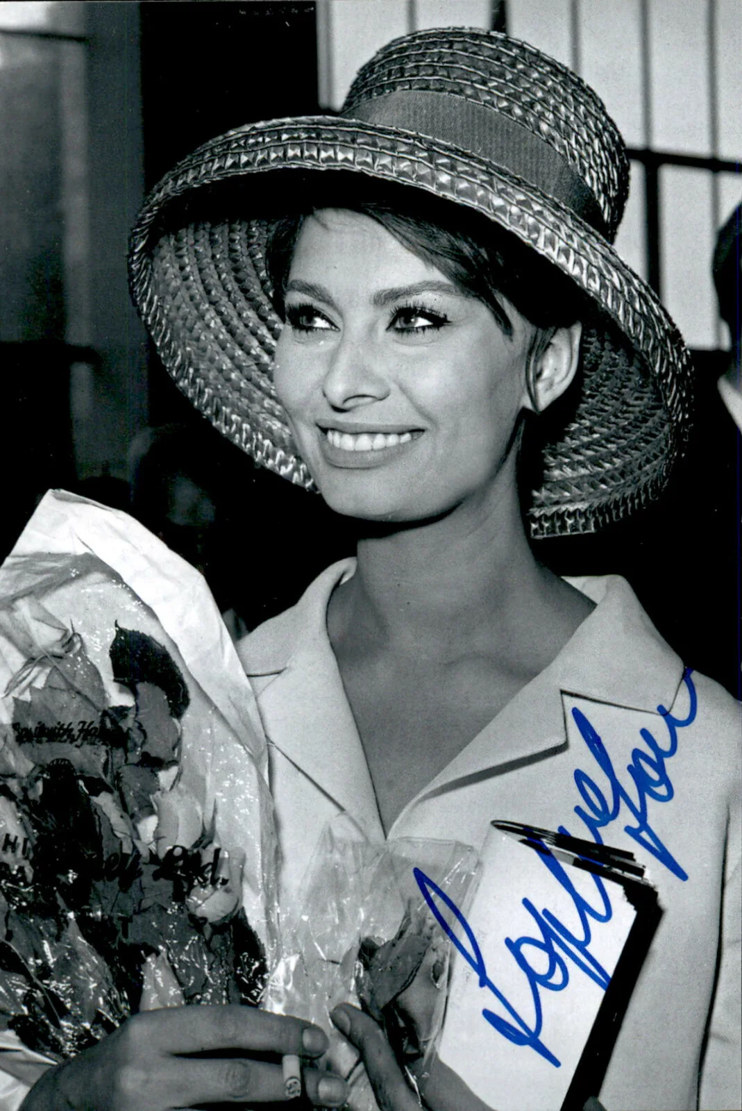 Sophia Loren — Sophia Loren Signed Autographed 4x6 Photo Movie Star / Actress / Beautiful #6