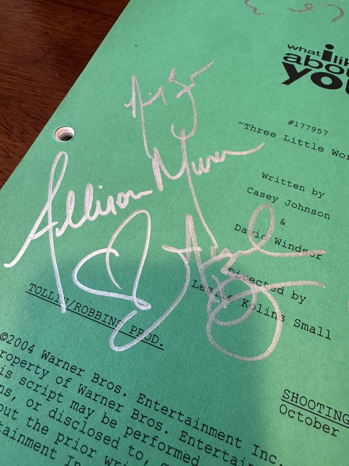 amanda bynes, jennie garth — What I Like About You Signed 2004 Script 8 Cast Autos Amanda Bynes Jennie Garth, image 2
