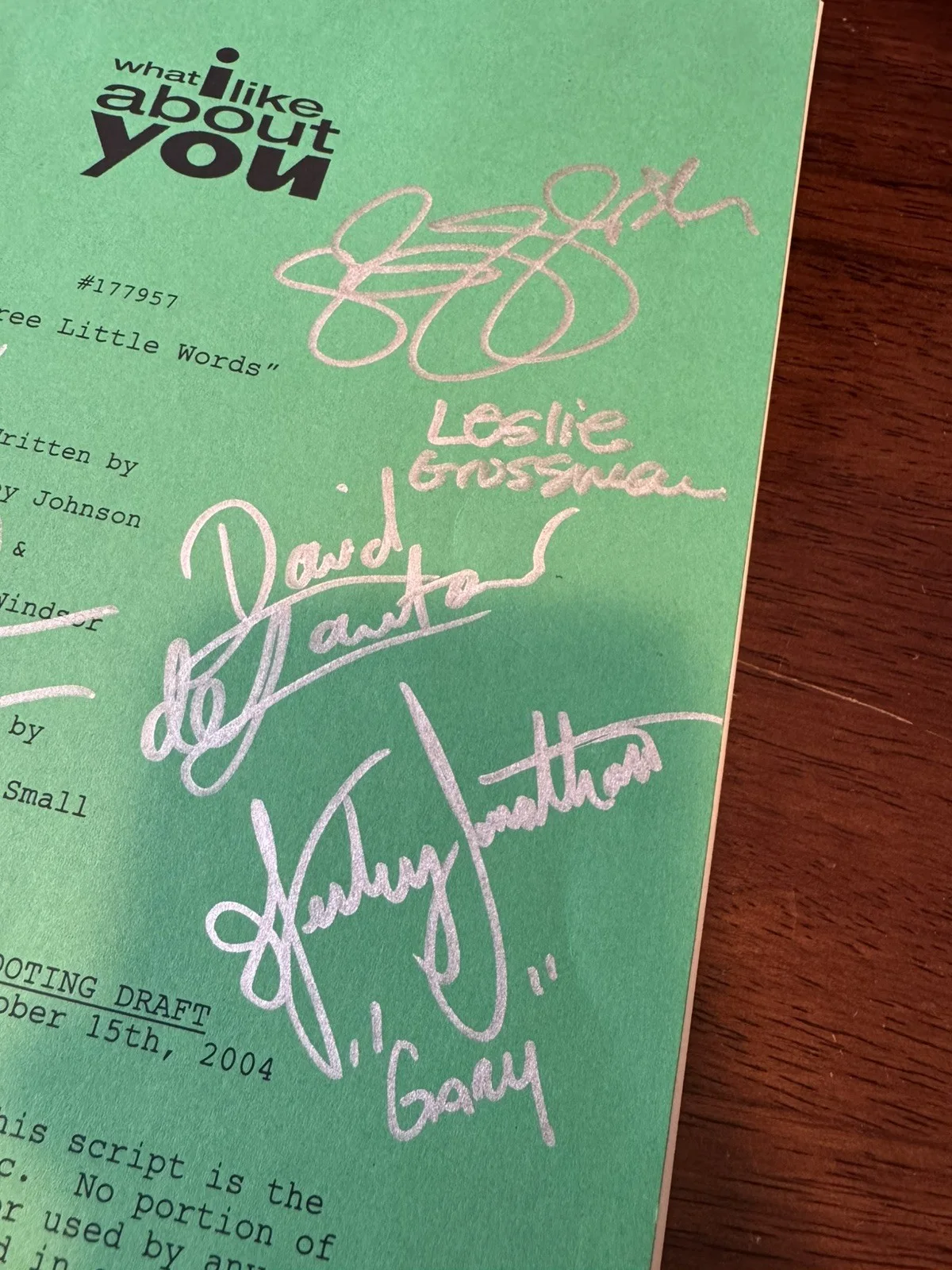 amanda bynes, jennie garth — What I Like About You Signed 2004 Script 8 Cast Autos Amanda Bynes Jennie Garth, image 4