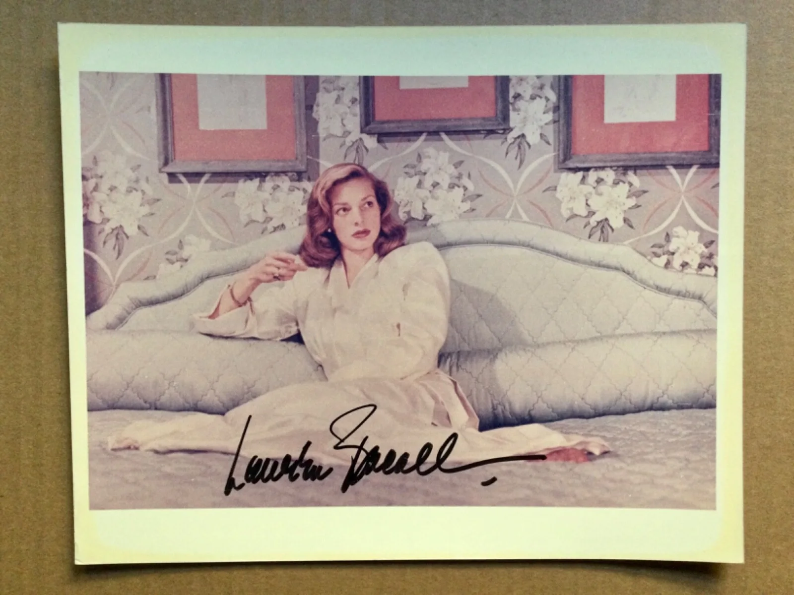 Lauren Bacall — 2 Signed - Autographed glossy 8”x10” photos by Lauren Bacall (1924 - 2014)., изображение 2