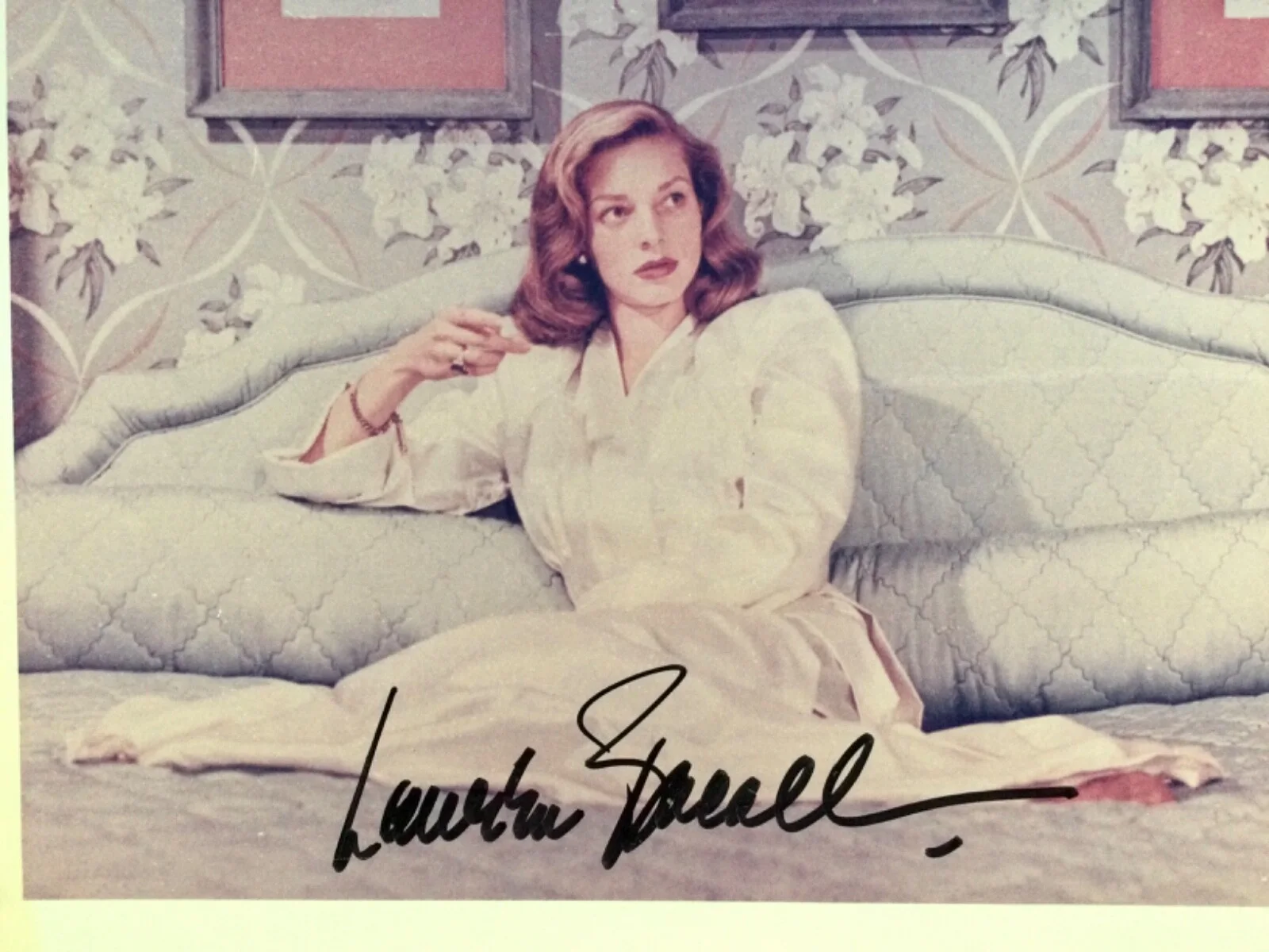 Lauren Bacall — 2 Signed - Autographed glossy 8”x10” photos by Lauren Bacall (1924 - 2014)., изображение 3