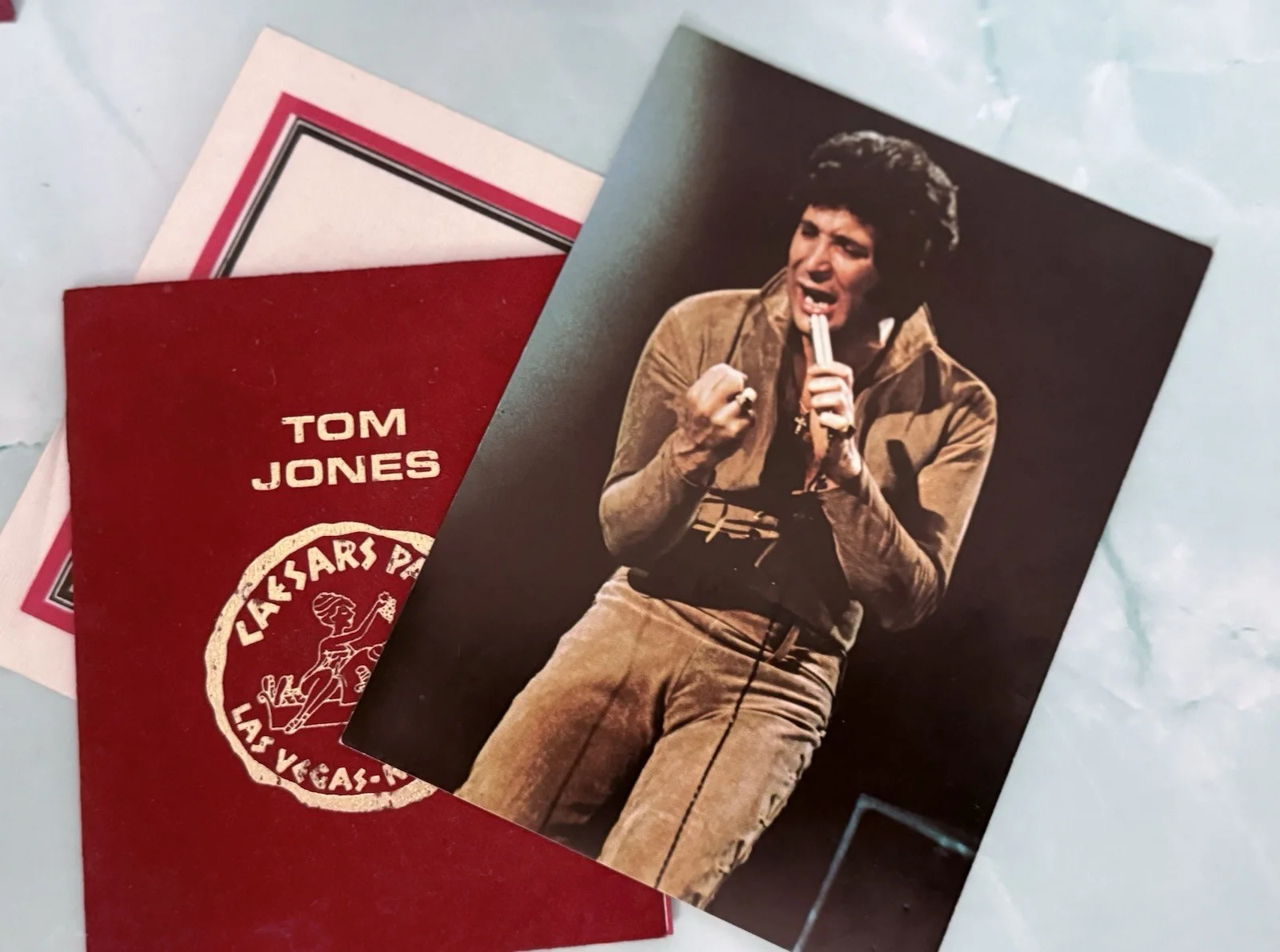 Tom Jones Autograph Ceasars Palace Las Vegas Nevada Program Signed 1974 + photo, изображение 2