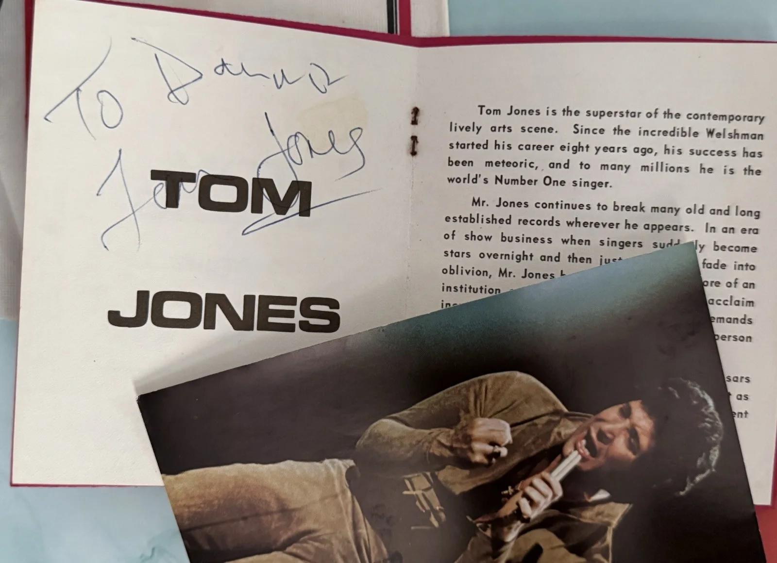 Tom Jones Autograph Ceasars Palace Las Vegas Nevada Program Signed 1974 + photo, изображение 3