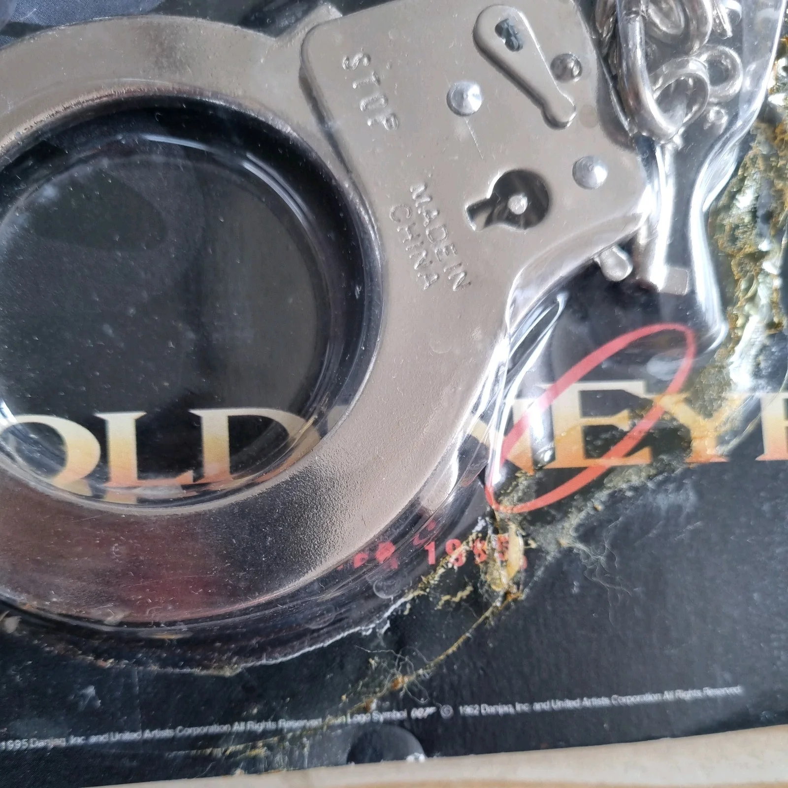 Wickie James Bond 007 Goldeneye Toy Handcuffs Lone Star 1994, изображение 3