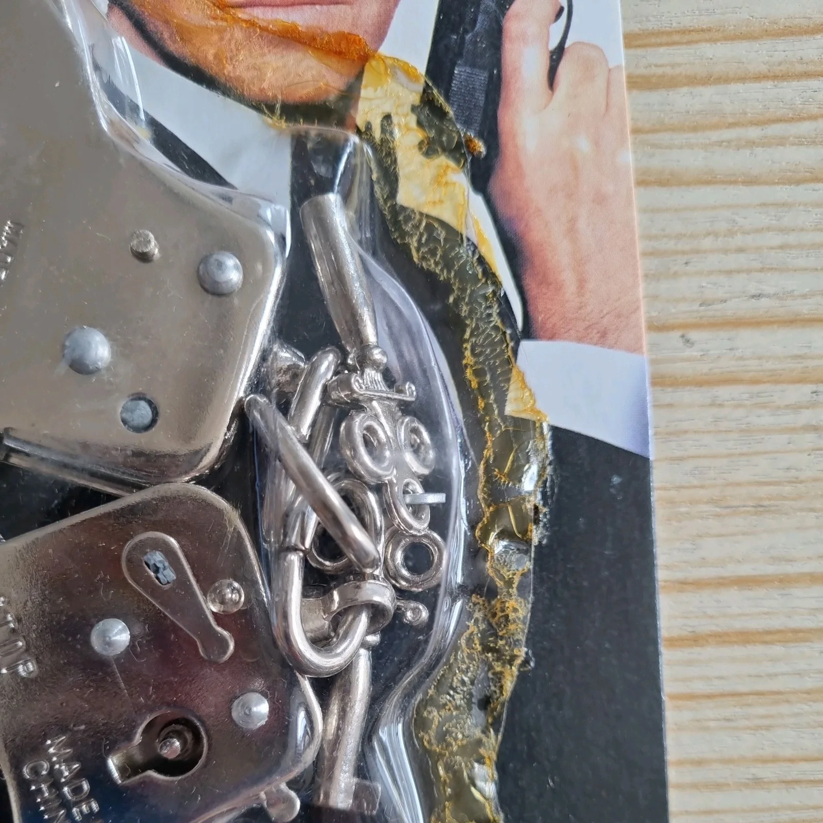 Wickie James Bond 007 Goldeneye Toy Handcuffs Lone Star 1994, изображение 4