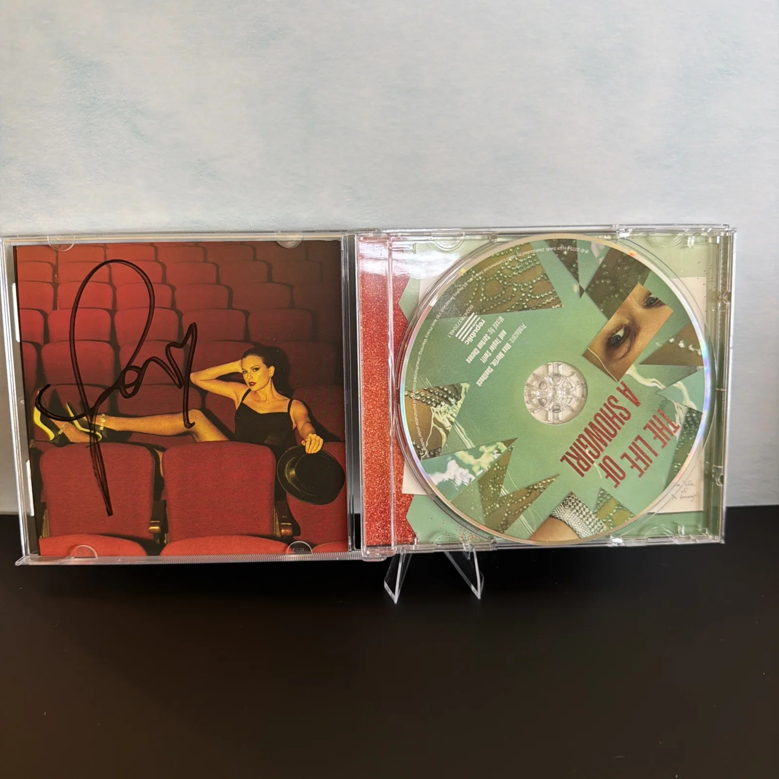 Rare Signed Taylor Swift The Life Of A Showgirl CD Photo 4, изображение 2