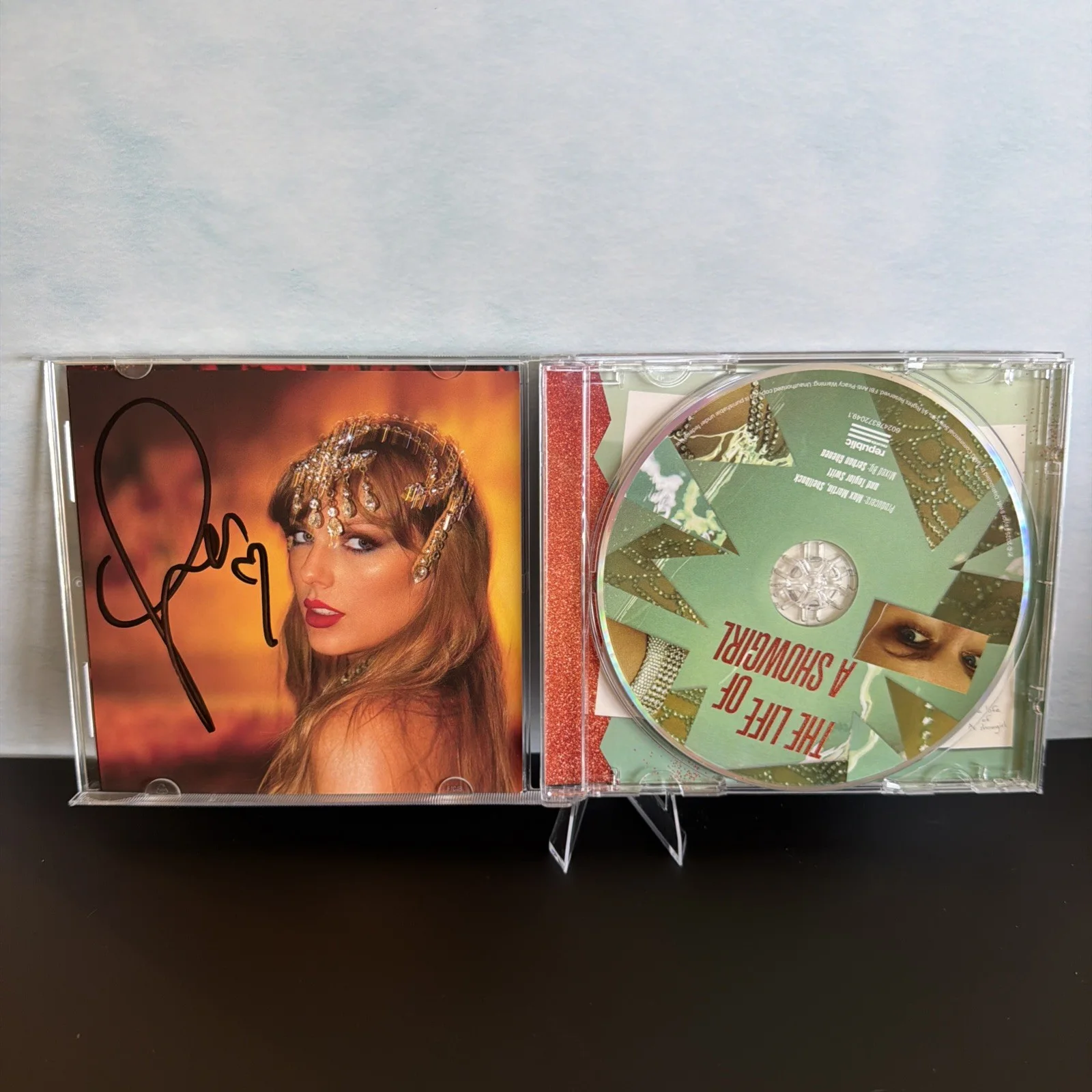 Unique Heart AUTOGRAPHED Taylor Swift Signed The Life Of A Showgirl CD Photo 1, изображение 2