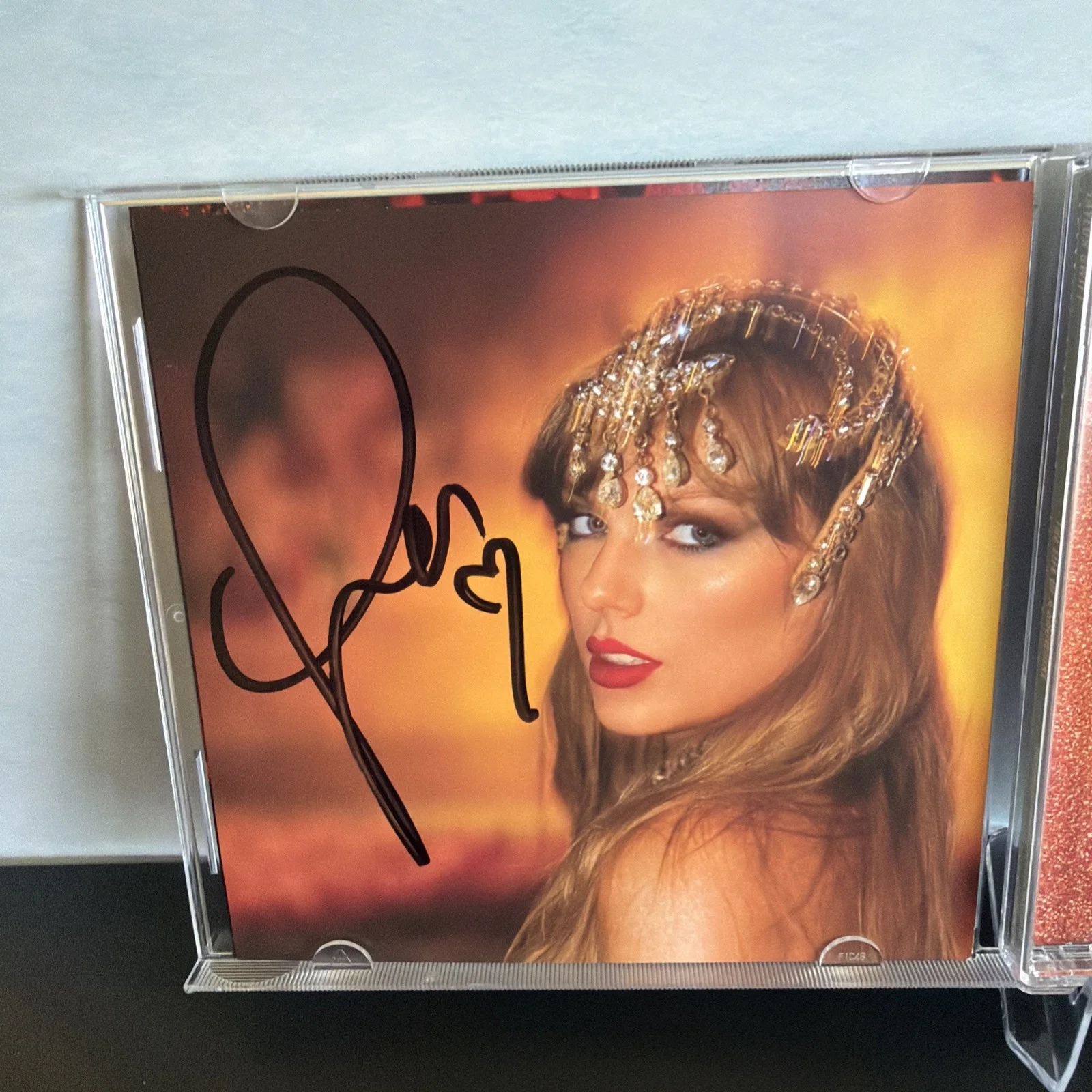 Unique Heart AUTOGRAPHED Taylor Swift Signed The Life Of A Showgirl CD Photo 1, изображение 3