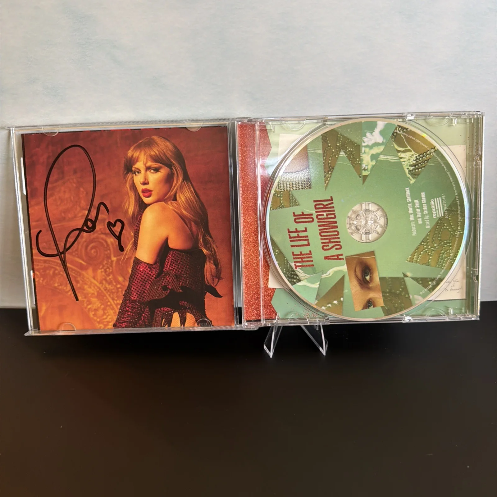 Rare LONG Signature Auto Taylor Swift Signed The Life Of A Showgirl CD Photo 1, изображение 2