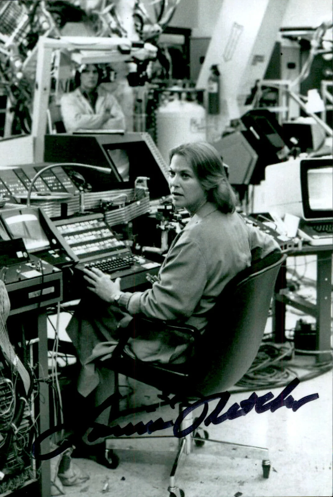 Louise Fletcher — Louise Fletcher Signed Autographed 4x6 Photo One Flew Over The Cuckoo's Nest #4