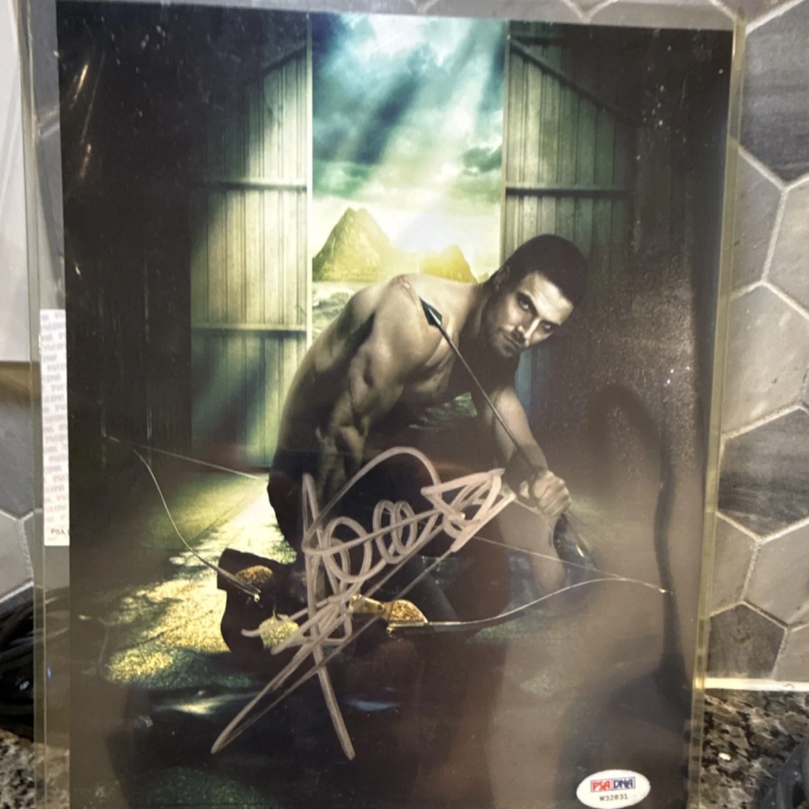 Arrow Autographed Original Photo PSA/DNA Authenticated Television Memorabilia, изображение 3