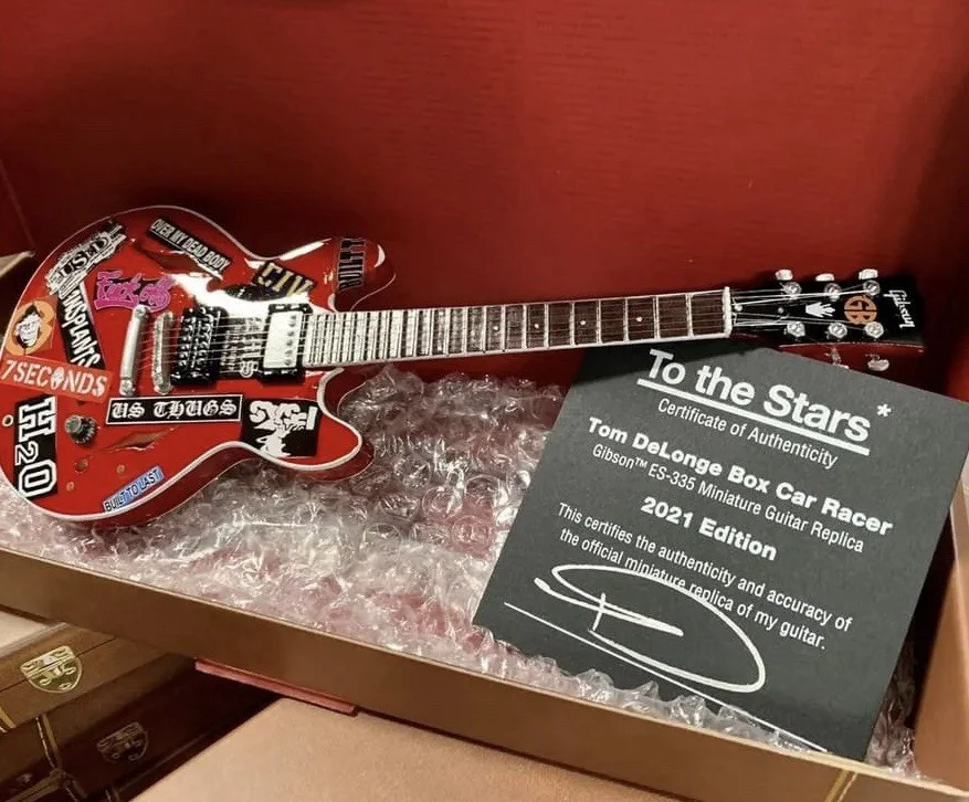 TOM DELONGE - GIBSON ES-335 MINI REPLICA - SIGNED CERTIFICATE OF AUTHENTICITY, image 3