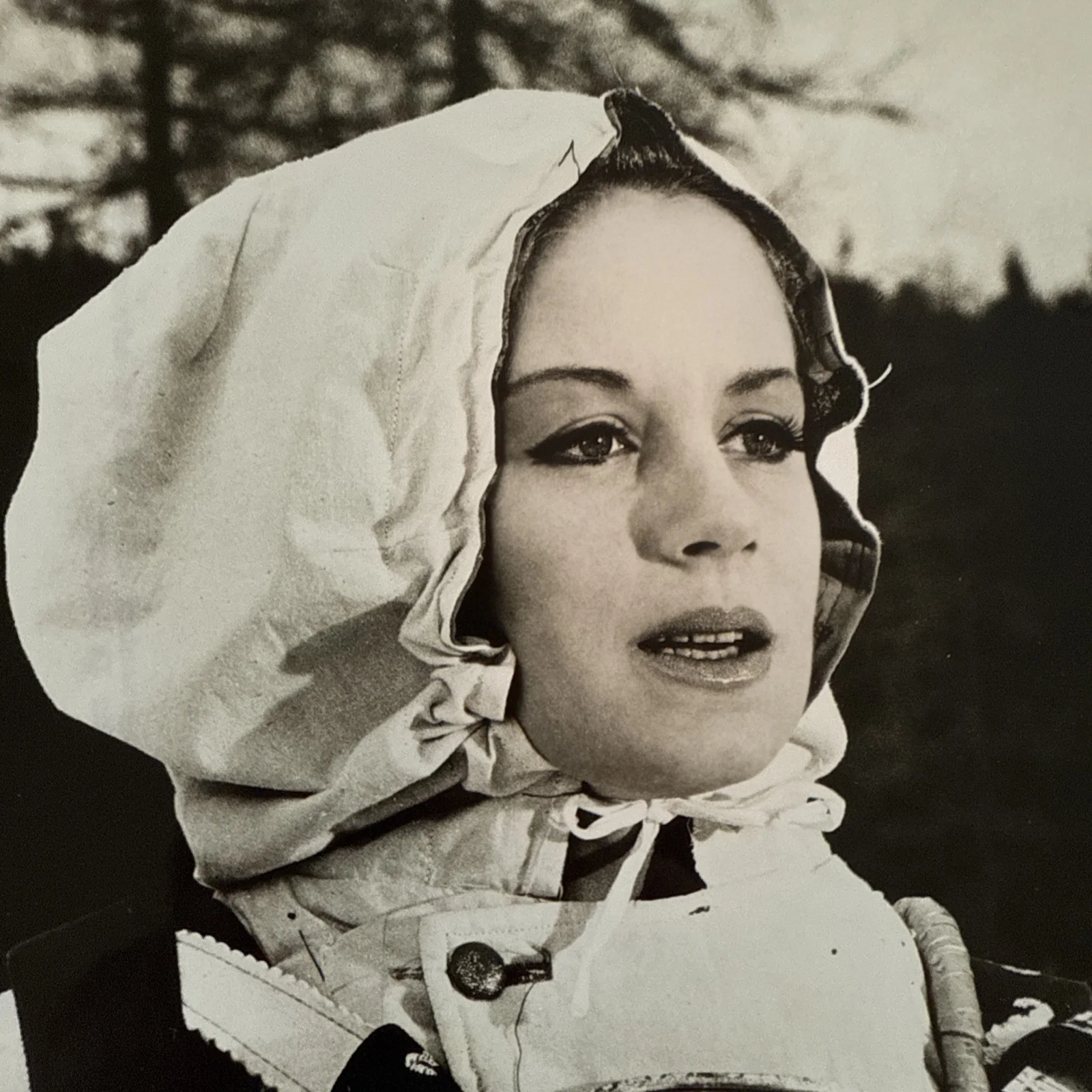 1968 WHERE EAGLES DARE - Press Photo Still 10" x 8" - Mary Ure in Snow Suit, image 2