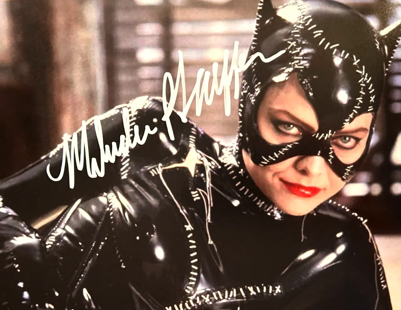 Michelle Pfeiffer — Michelle Pfeiffer Signed (CATWOMAN) 8x10" Authentic Original Autograph w/COA, изображение 3