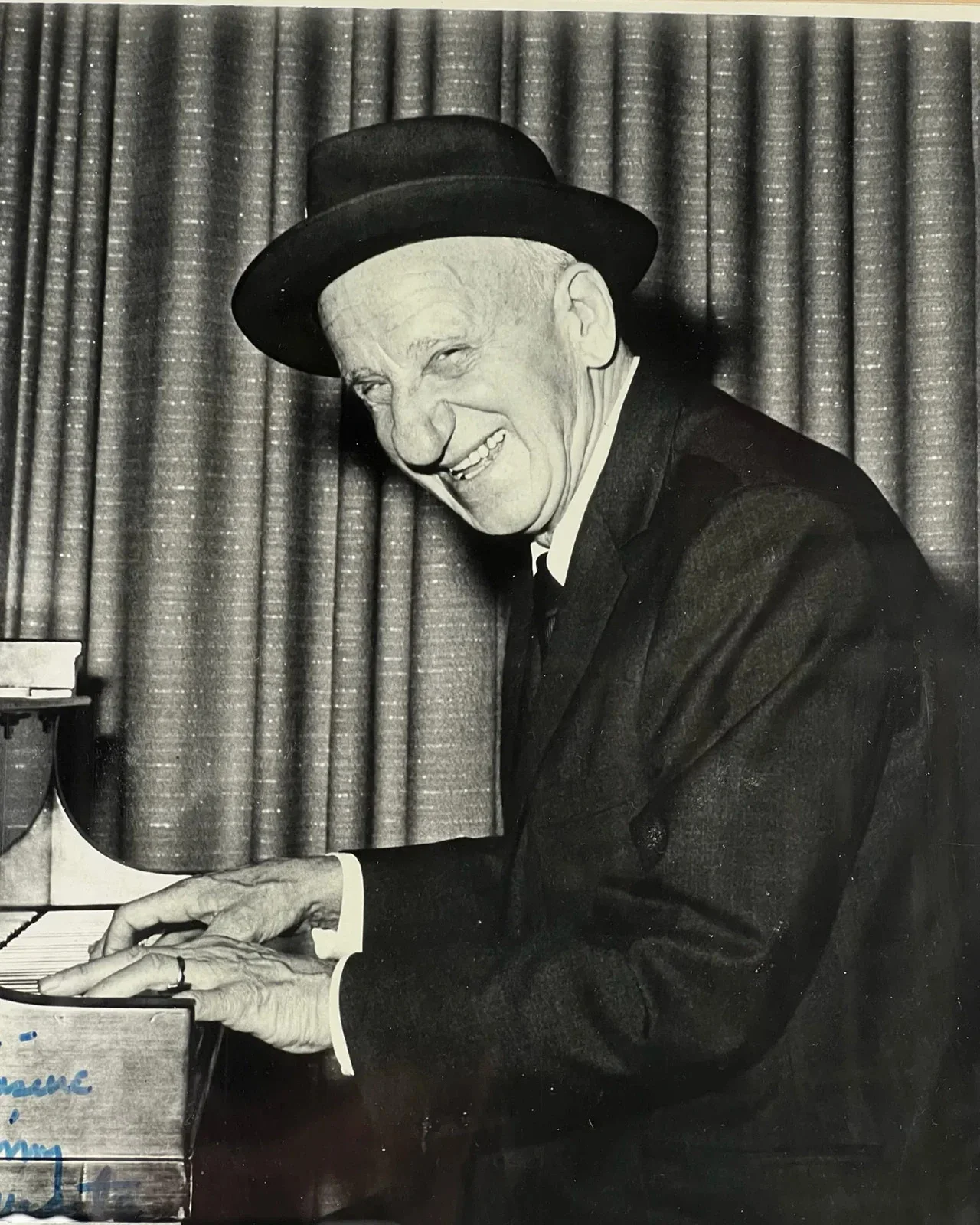Jimmy Durante — Jimmy Durante Signed Autographed Photo Framed 14 X 11 Vaudeville/ Actor /Singer, image 2