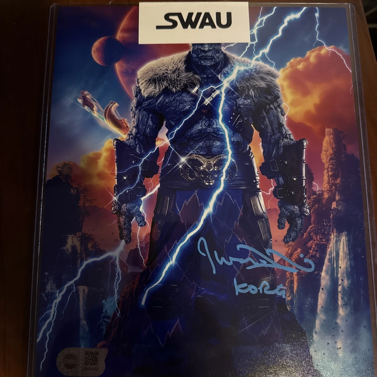 Taika Waititi — TAIKA WAITITI SIGNED 'THE AVENGERS' THOR KORG 8x10 PHOTO SWAU COA