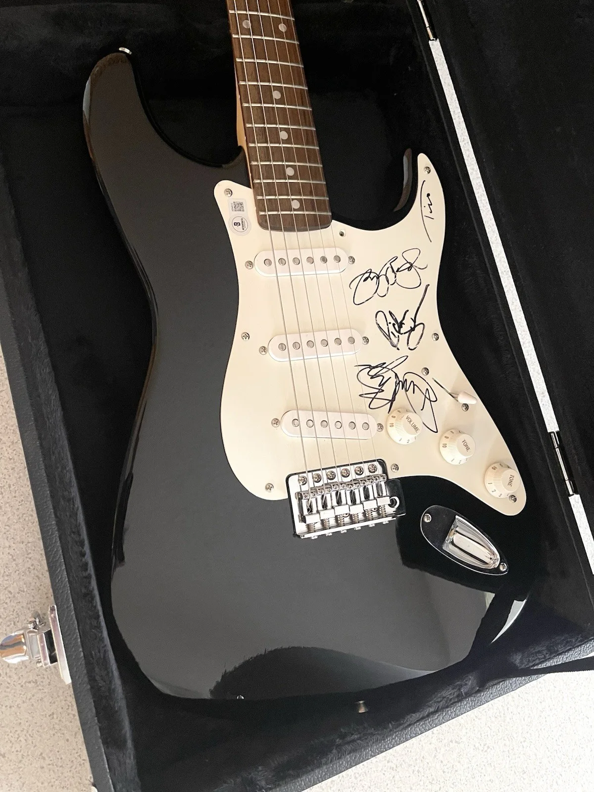 Bon Jovi Signed /Autographed and Authenticated Fender Squier Stratocaster Guitar, изображение 2