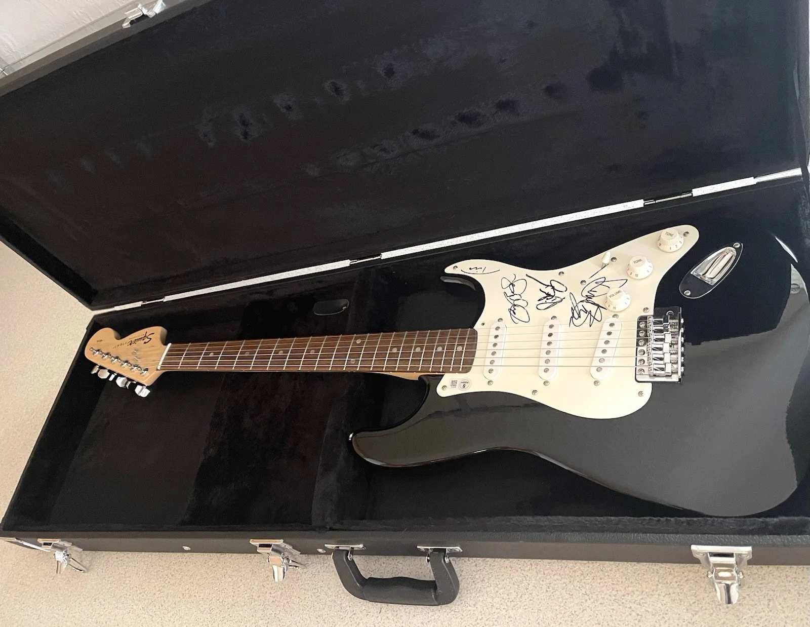 Bon Jovi Signed /Autographed and Authenticated Fender Squier Stratocaster Guitar, изображение 4