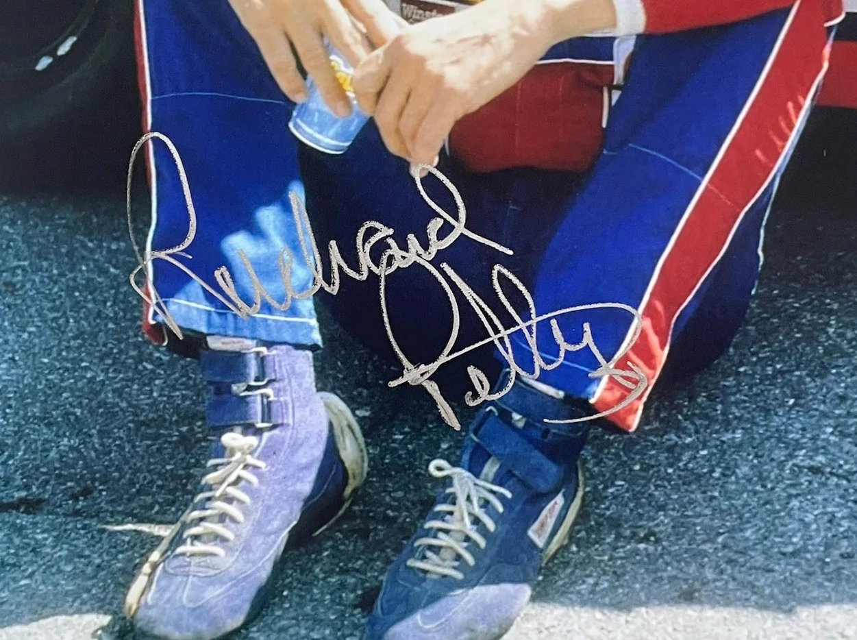 Richard Petty — Richard Petty Authentic Hand Signed 8x10 Photo Autograph Racing Driver, image 2