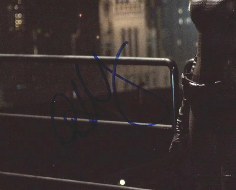 ANNE HATHAWAY SIGNED 11x14 PHOTO CATWOMAN THE DARK KNIGHT RISES RARE BECKETT BAS, изображение 2