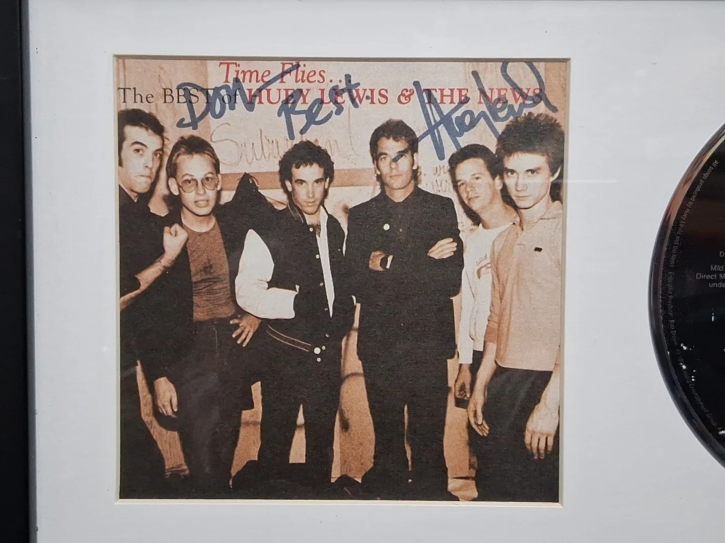 THE BEST OF HUEY LEWIS & THE NEWS SIGNED/AUTOGRAPHED CD COVER FRAMED, изображение 2
