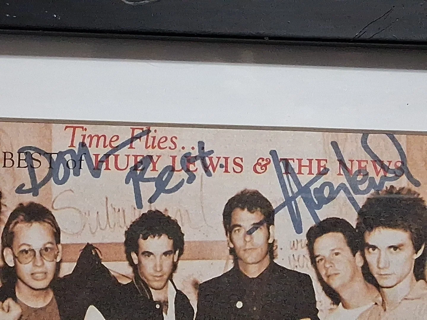 THE BEST OF HUEY LEWIS & THE NEWS SIGNED/AUTOGRAPHED CD COVER FRAMED, изображение 4