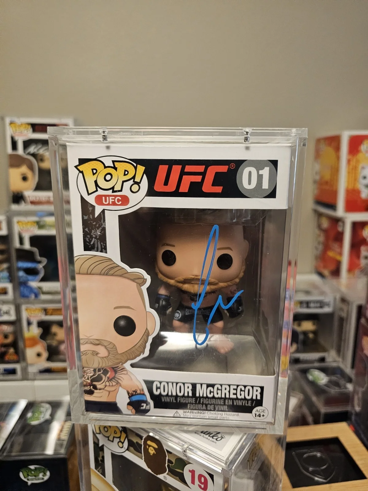 Conor McGregor — Conor McGregor Autographed Green UFC Funko Beckett COA with Hard Case, изображение 2