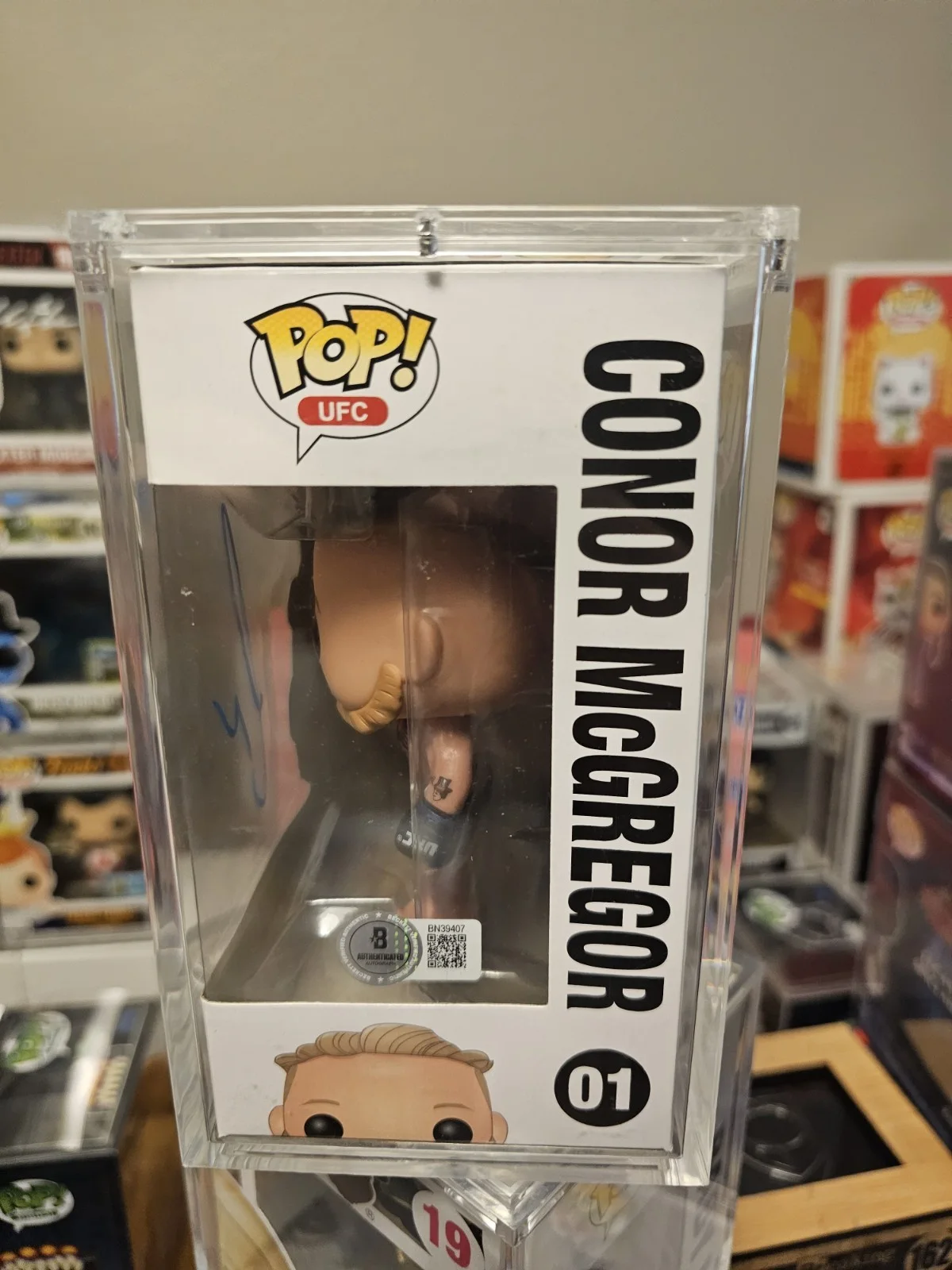 Conor McGregor — Conor McGregor Autographed Green UFC Funko Beckett COA with Hard Case, изображение 3