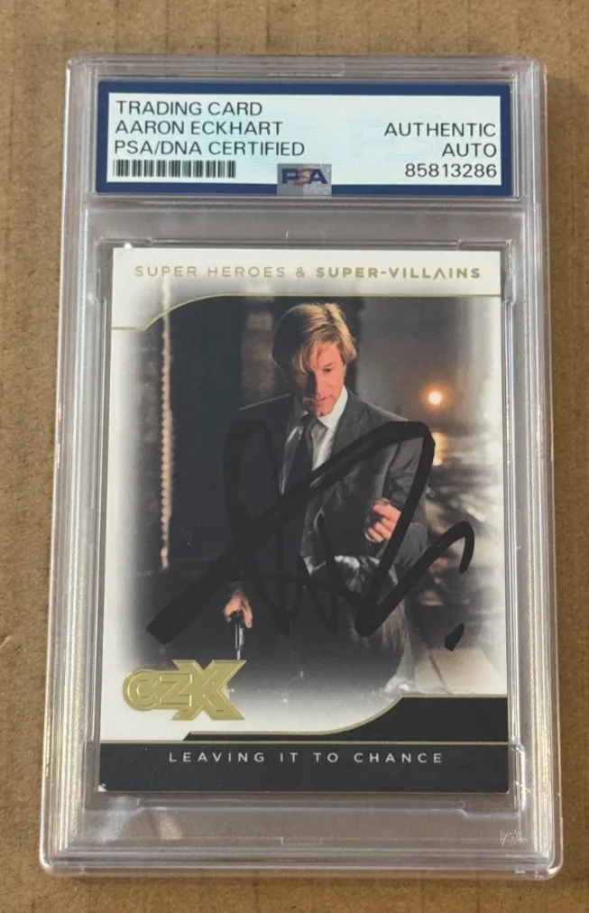 AARON ECKHART — AARON ECKHART SIGNED BATMAN DARK KNIGHT MOVIE CARD PSA/DNA