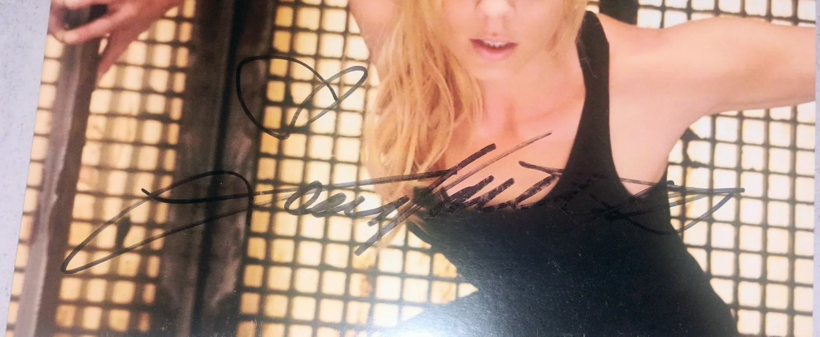 Laura Vandervoort Hand Signed Autograph 8x10 Photo COA Smallville, изображение 2