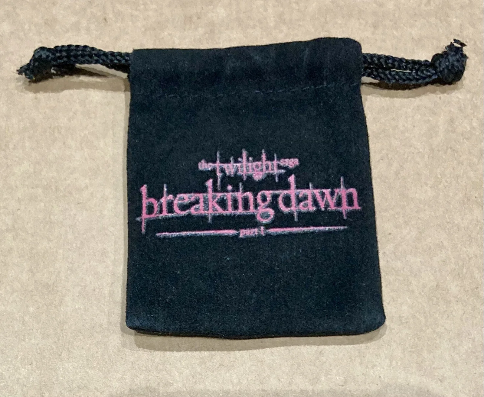 Twilight - Breaking Dawn Magnetic Purse Holder With Velvet Bag -Movie Promo Item, изображение 4