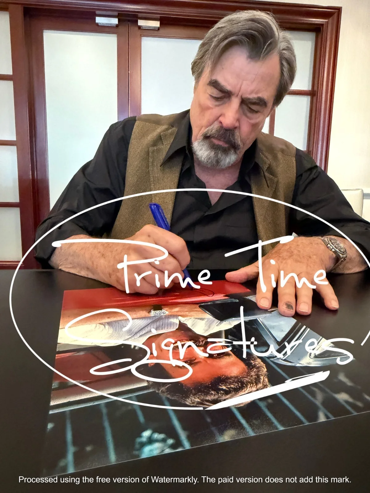 Tom Selleck — Tom Selleck Signed 11x14 Photo Magnum PI Authentic Autograph Beckett Witness, изображение 2