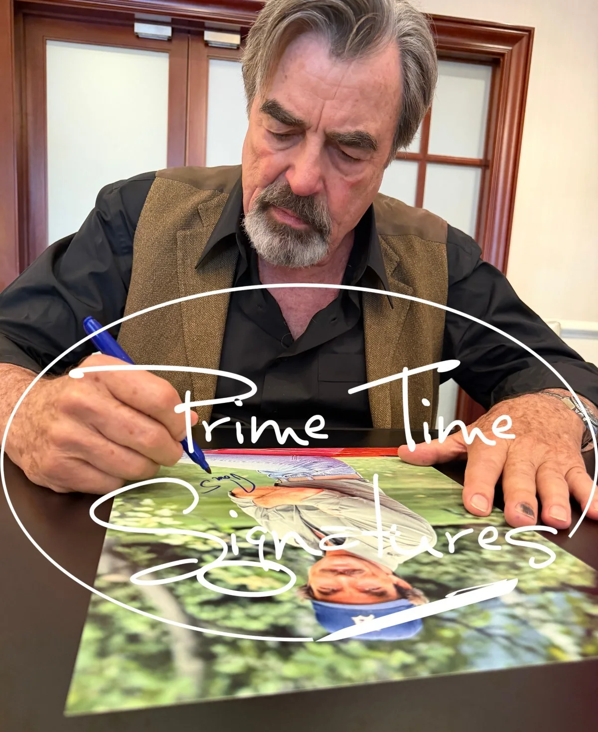 Tom Selleck — Tom Selleck Signed 11x14 Photo Magnum PI Authentic Autograph Beckett Witness, изображение 2