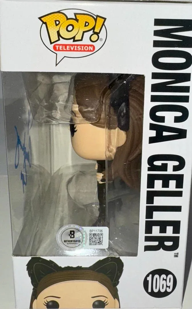 Courtney Cox — Courtney Cox Signed Funko #1069 "Monica Geller" Friends (Blue Ink) - Beckett COA, изображение 3