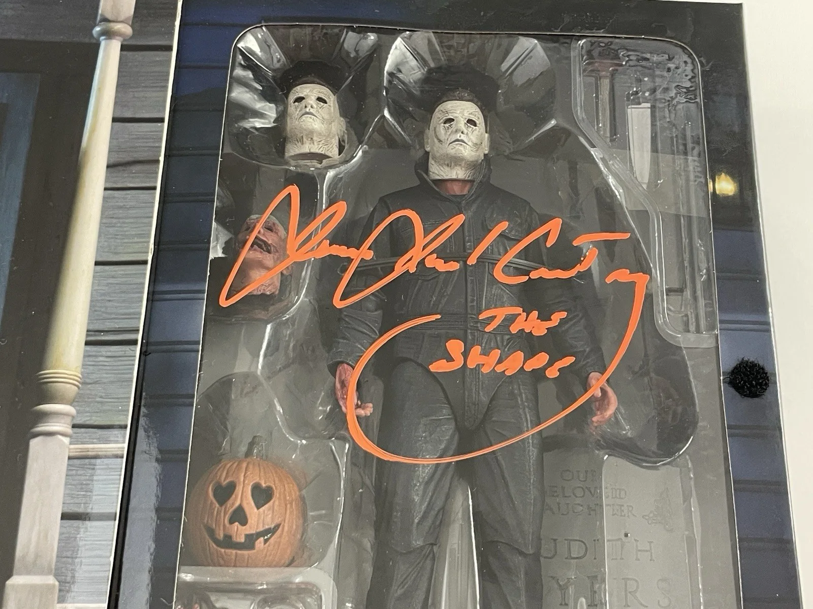 James Jude Courtney — Halloween Michael Myers Signed NECA Book Shelf Action Figure James Jude Courtney, изображение 3