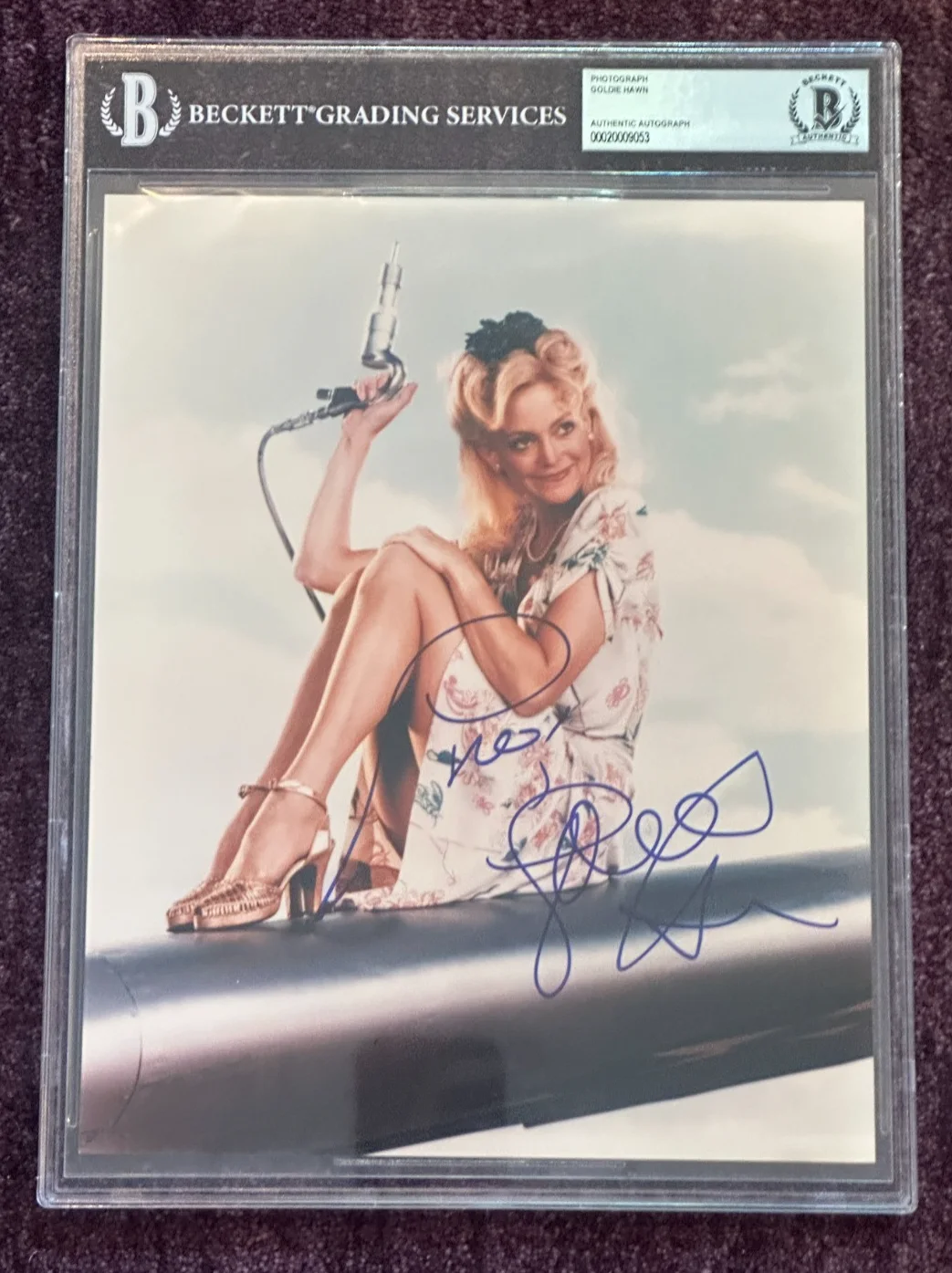 GOLDIE HAWN — GOLDIE HAWN Signed 8 X 10 PHOTO Beckett Encapsulated