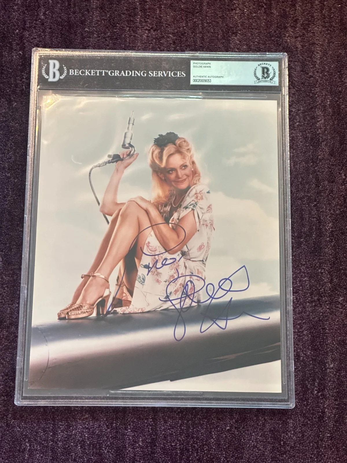 GOLDIE HAWN — GOLDIE HAWN Signed 8 X 10 PHOTO Beckett Encapsulated, изображение 2