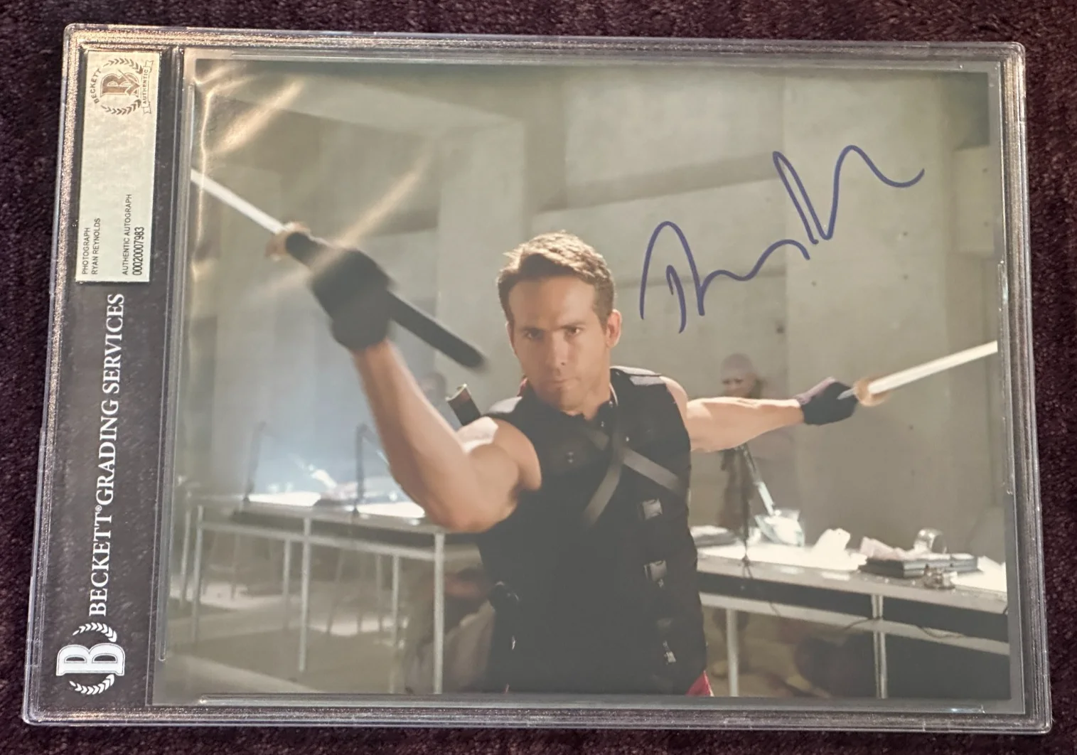 RYAN REYNOLDS — RYAN REYNOLDS Signed 8 X 10 PHOTO Beckett Encapsulated