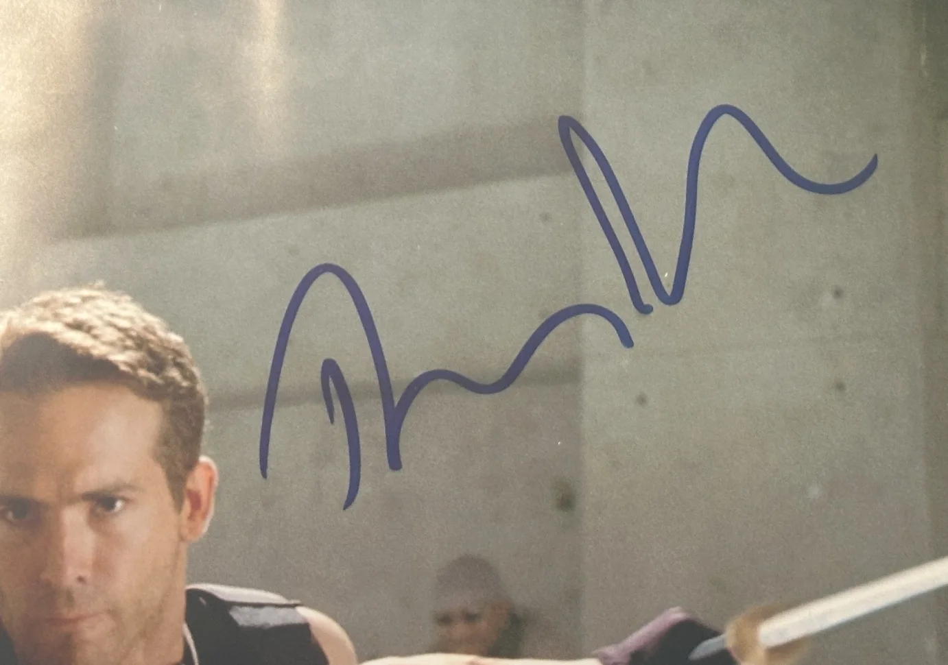 RYAN REYNOLDS — RYAN REYNOLDS Signed 8 X 10 PHOTO Beckett Encapsulated, image 2