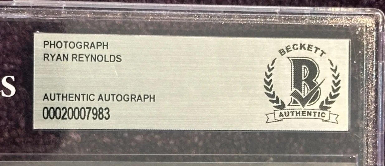 RYAN REYNOLDS — RYAN REYNOLDS Signed 8 X 10 PHOTO Beckett Encapsulated, image 3