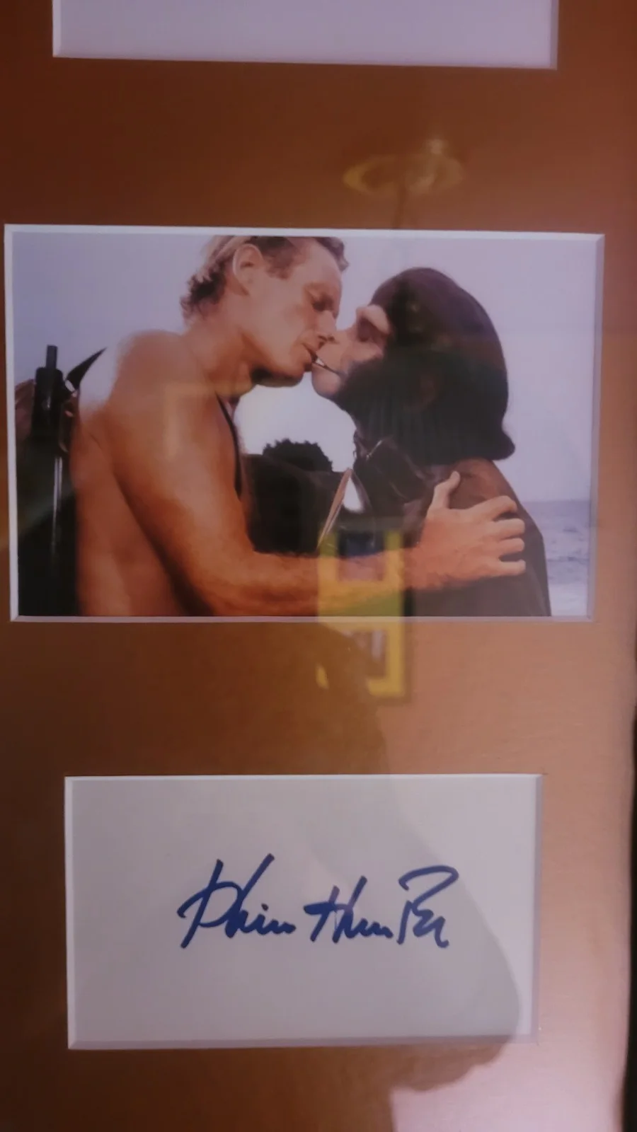 Charlton Heston — PLANET OF THE APES Signed Framed Charlton Heston Kim Hunter Linda Harrison, изображение 2