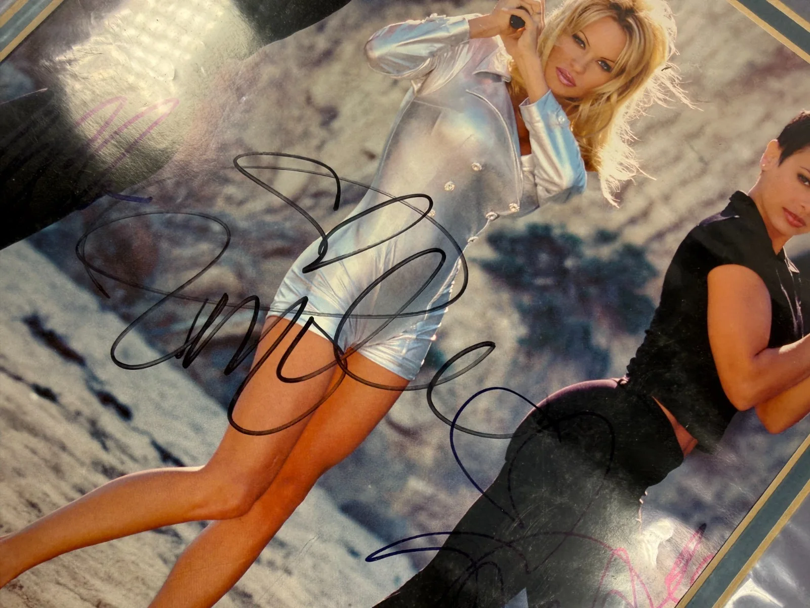 Pamela Anderson — Pamela Anderson Molly Culver Natalia Raitano Signed 15x15 Photo w/ Pristine LOA, изображение 4