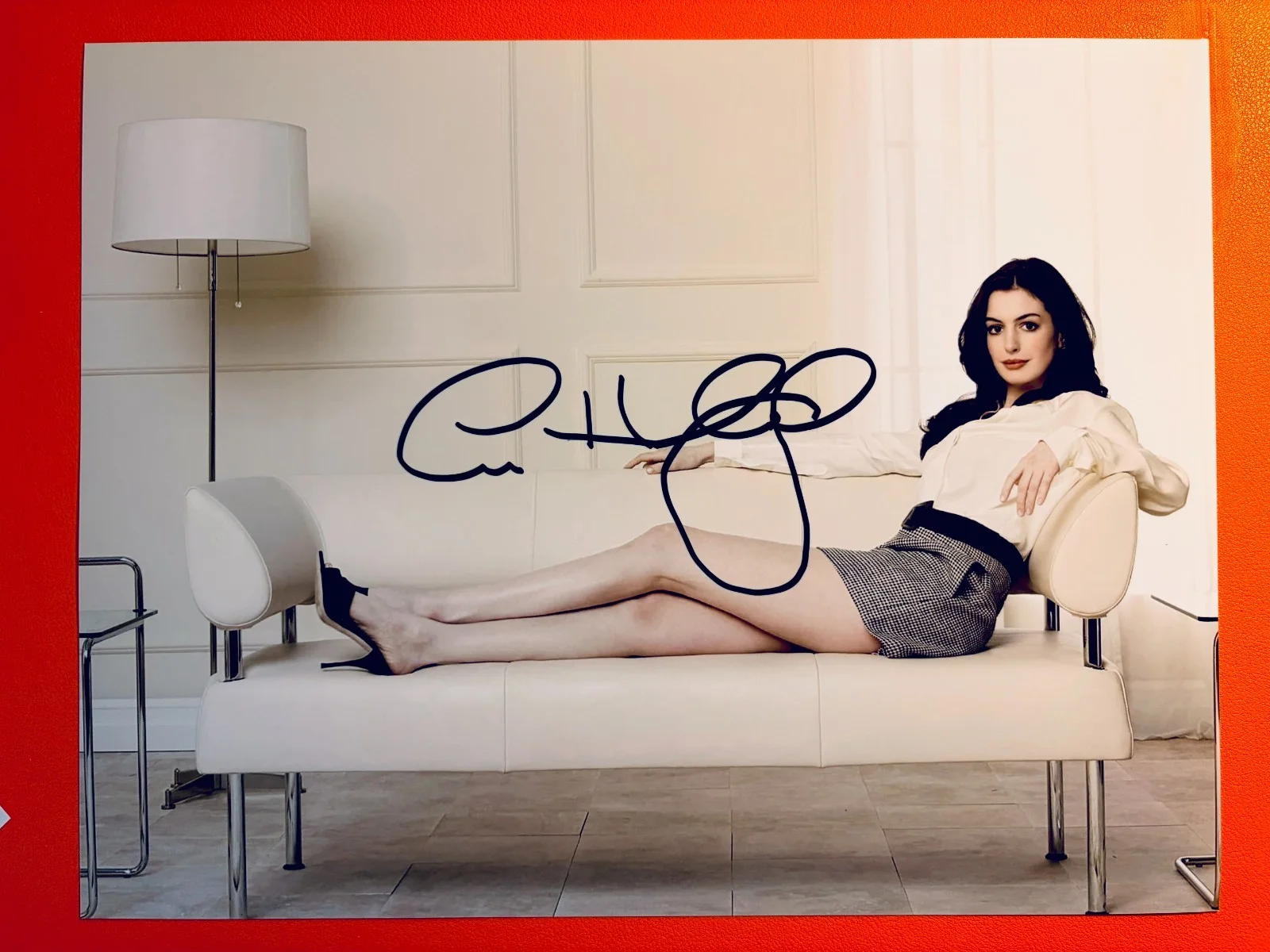 Anne Hathaway — Anne Hathaway Signed •8.5x11 Color Photograph Autographed•DEVIL WEARS PRADA•COA, изображение 2